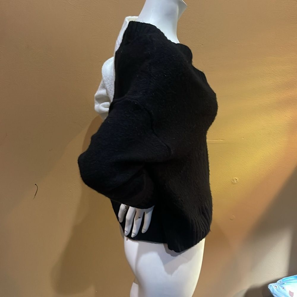 RD Style Black/White V-Neck Sweater in black & white, Size Medium - Picture 7 of 15